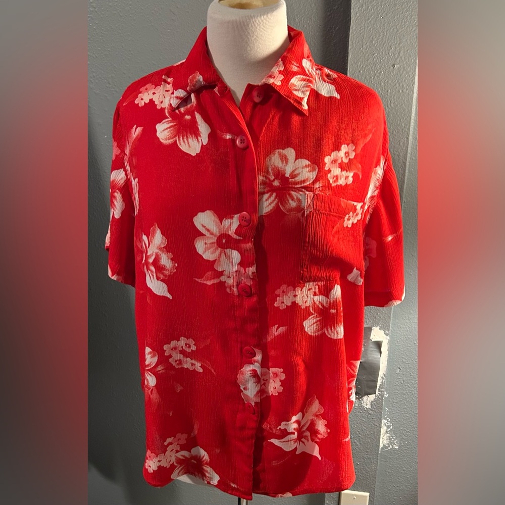 Women’s Metro collection, New York button blouse Red with white flowers Size M